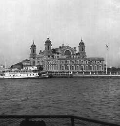 Ellis Island a pvoz na pevninu.